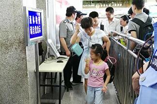 杭州汽車站進站口加強安檢啟用人證合一核驗系統設備