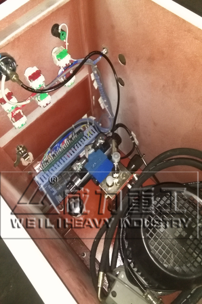 小型四柱液壓機(jī)內(nèi)部構(gòu)造