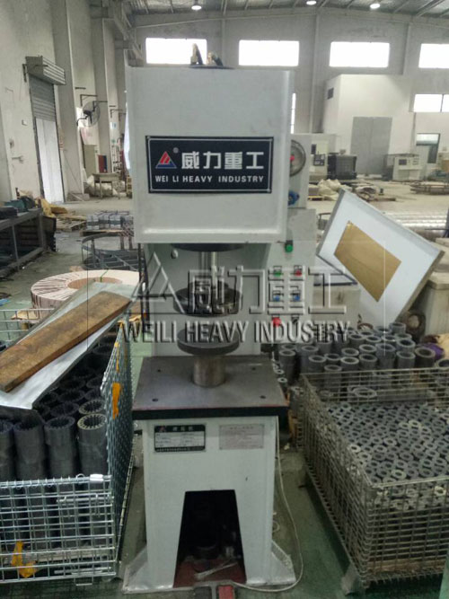 華興公司正在使用威力重工液壓機