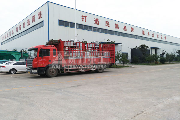 200噸電動車殼成型液壓機裝車發貨