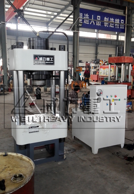 200噸兩梁四柱油壓機(jī)