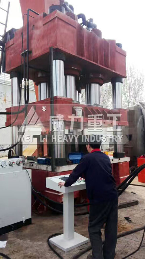 2000噸四柱壓力機試機圖