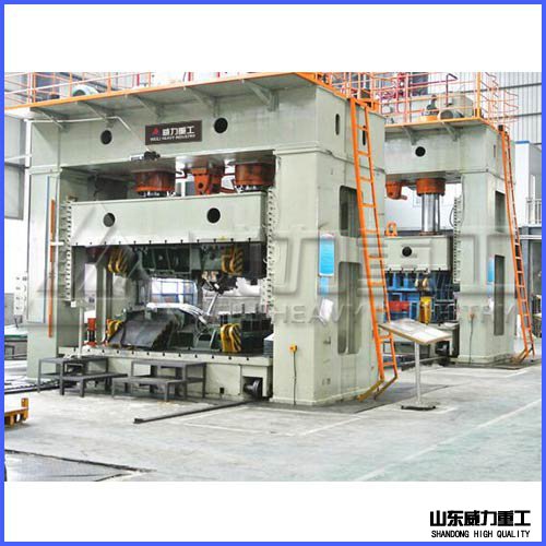 5000t框架式液壓機生產現場