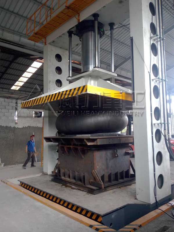 1000噸龍門液壓機試壓現場