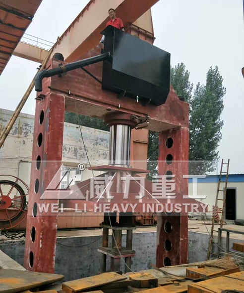 1000噸龍門液壓機裝配現場