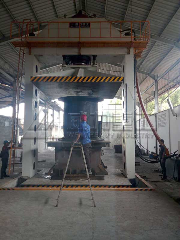 1000噸龍門液壓機安裝現場