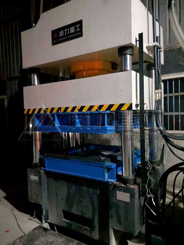 400噸不銹鋼水箱壓力機