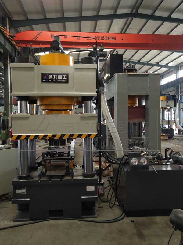 630噸四柱液壓機車間實物圖