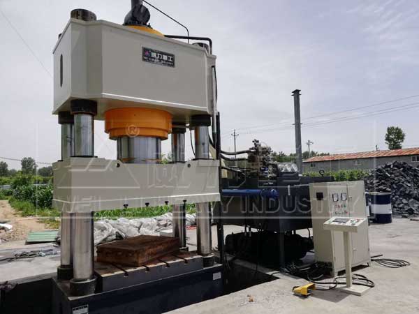 1000噸鎂碳磚壓力機安裝現場