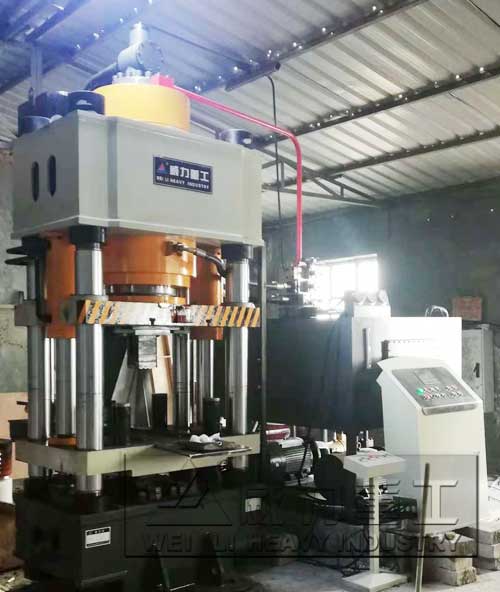 630噸合金粉末成型液壓機工作現場圖