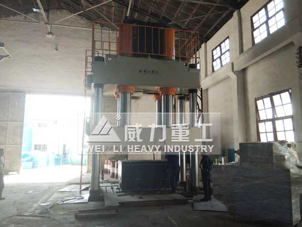 2000噸四柱液壓機客戶安裝現場