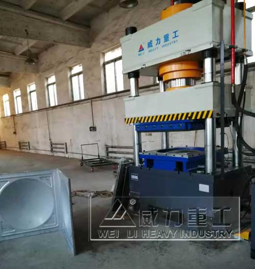 400噸四柱液壓機客戶工作現場