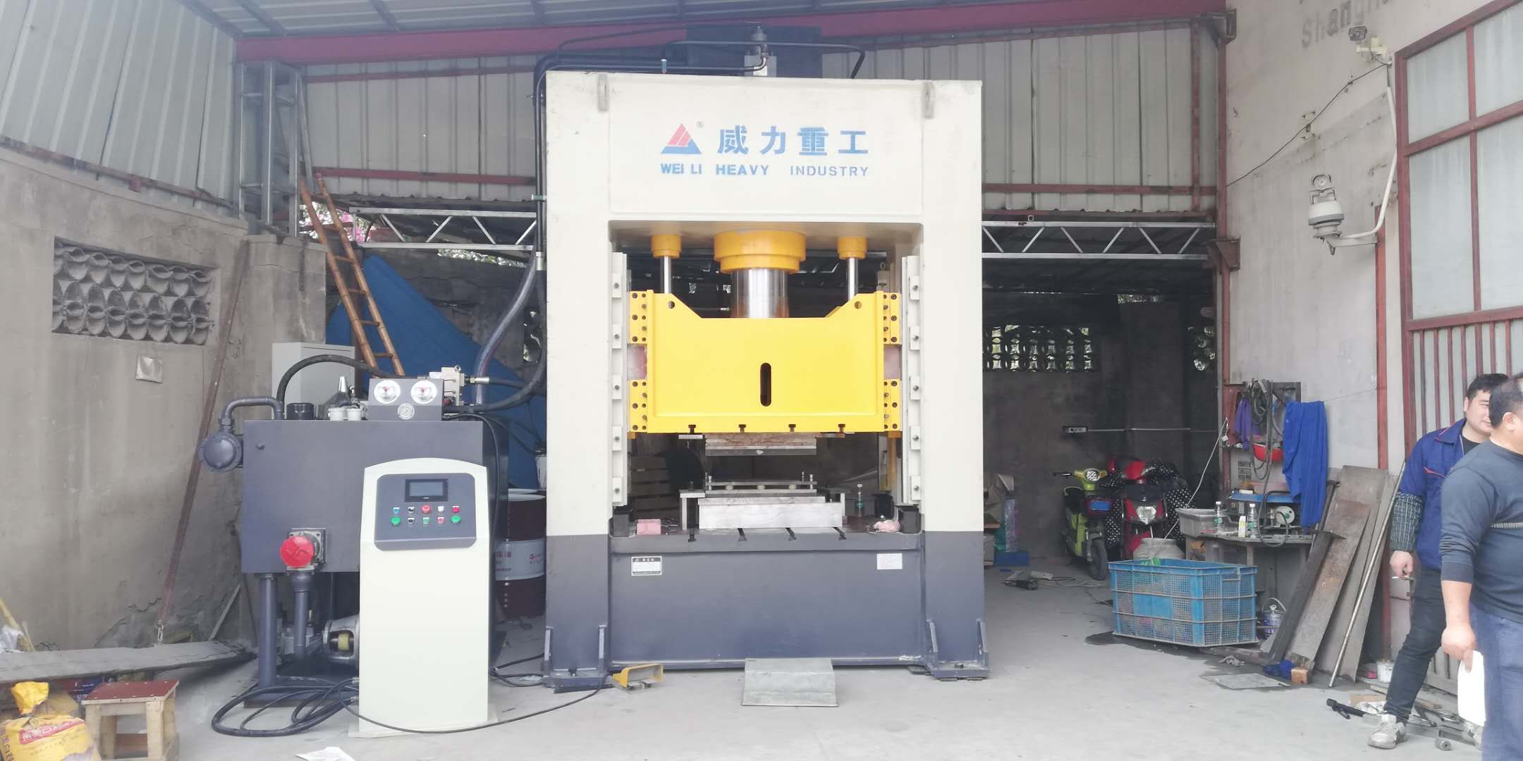 315噸框架式液壓機(jī)客戶工作現(xiàn)場(chǎng)