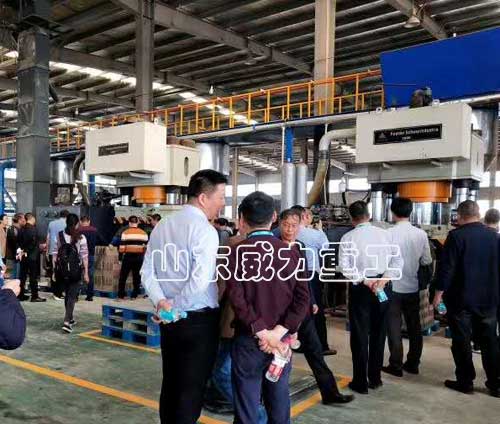 1000噸耐火磚成型液壓機客戶工作現場