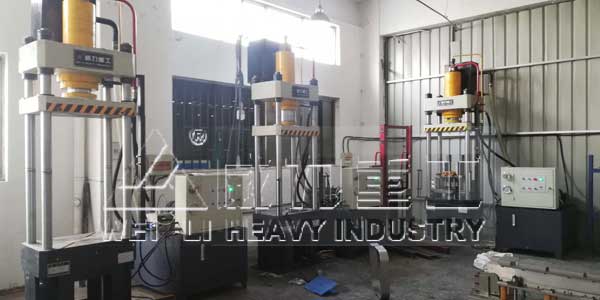 100噸四柱液壓機客戶工作現場