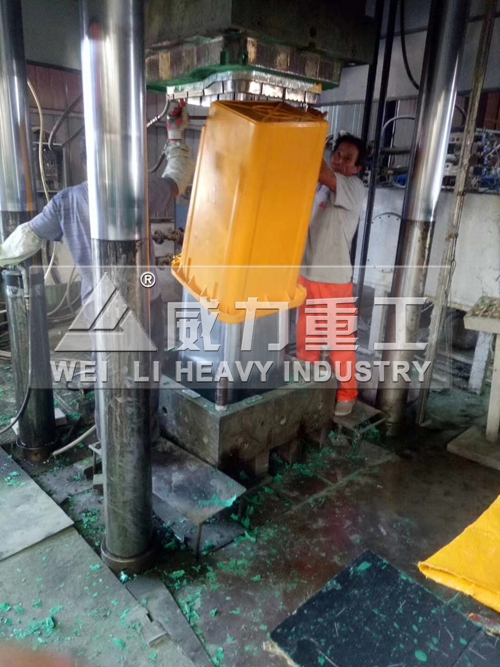 玻璃鋼垃圾桶模壓成型過程