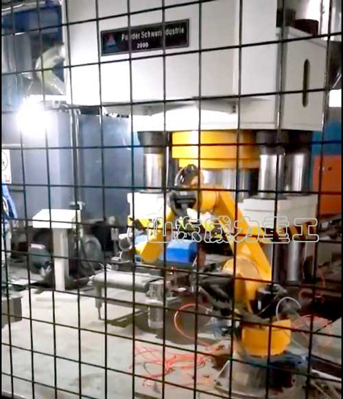 2000噸全自動高鋁磚成型液壓機客戶現場圖