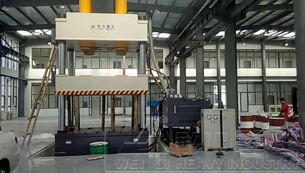 1000噸汽車覆蓋件拉伸液壓機裝機現場