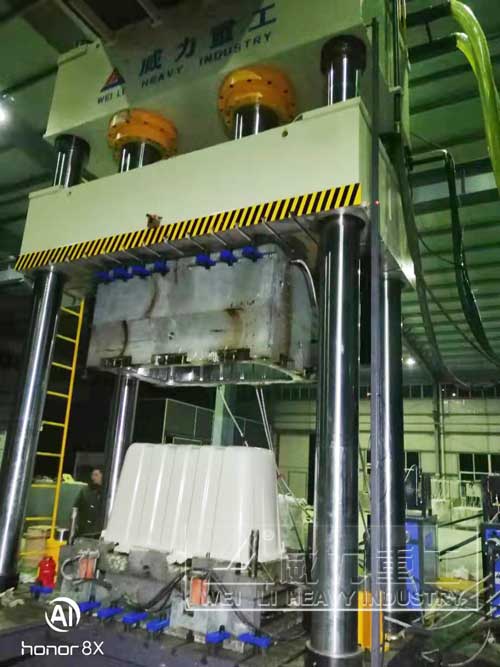 2000噸四柱液壓機模壓凈化槽現場圖