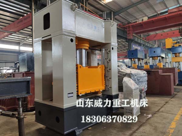 315噸框架式液壓機車間實物圖