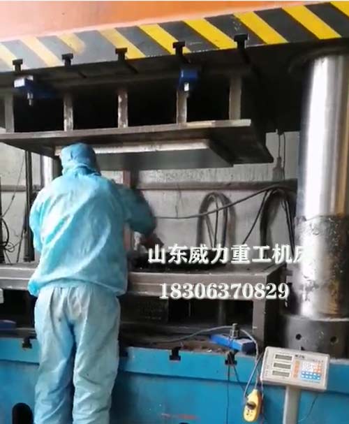 磚托板壓制現場圖