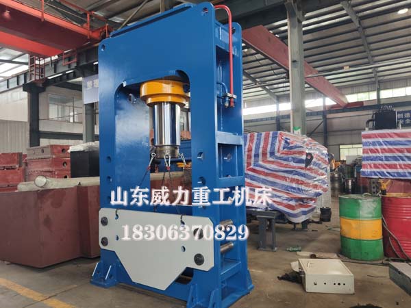 龍門框架液壓機車間實物圖