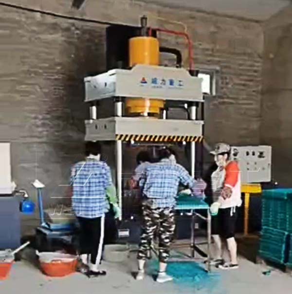 東北漏糞板生產現場圖