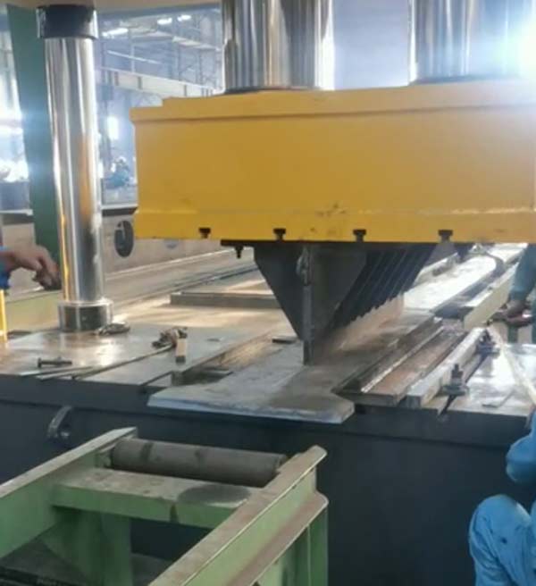 鋼板校直液壓機使用現場圖