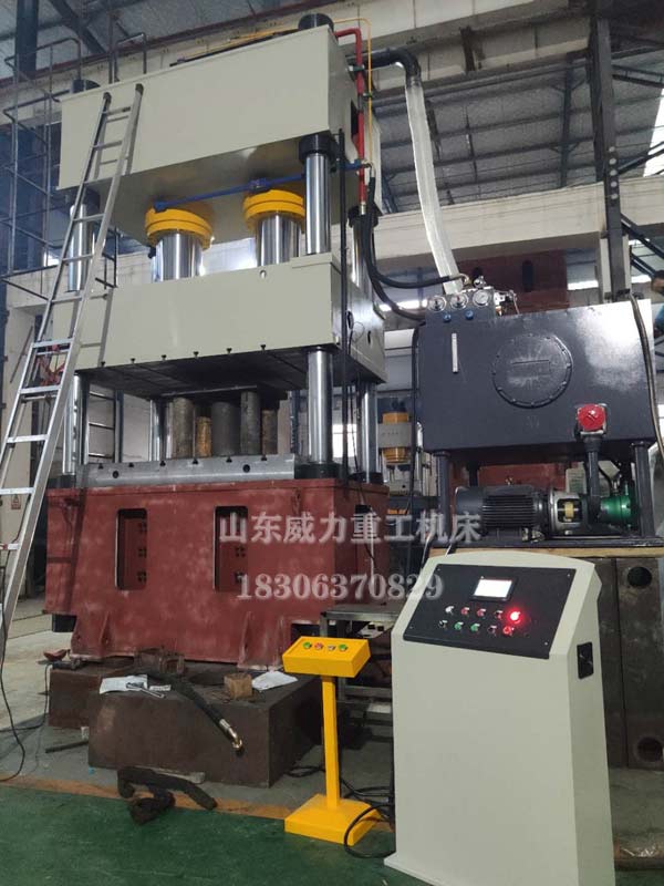 800噸四柱液壓墊拉伸機裝配現(xiàn)場圖