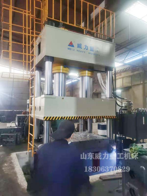 800噸四柱液壓墊拉伸液壓機客戶現(xiàn)場圖