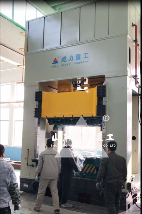 800噸框架式液壓機(jī)壓制現(xiàn)場圖