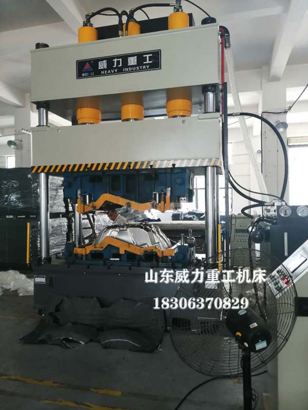 315噸汽車內飾件成型液壓機客戶現場圖片