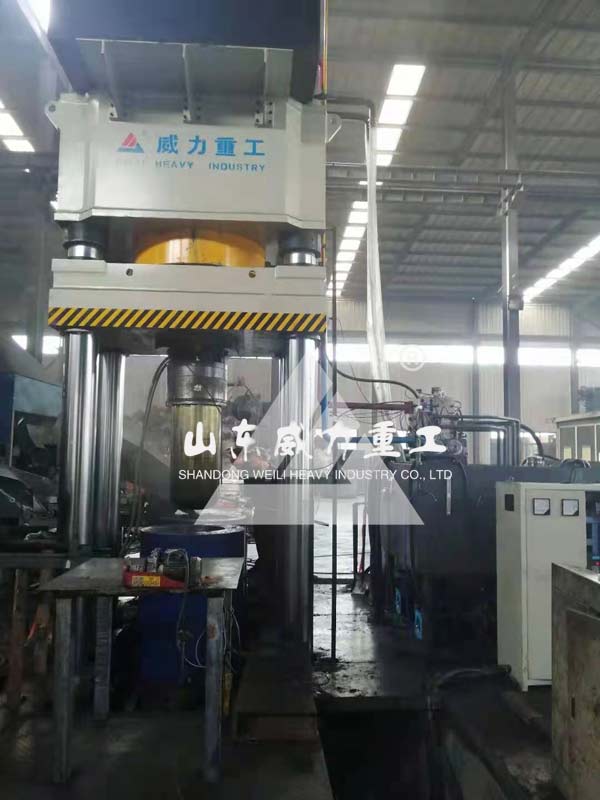 1500噸石墨坩堝壓制液壓機