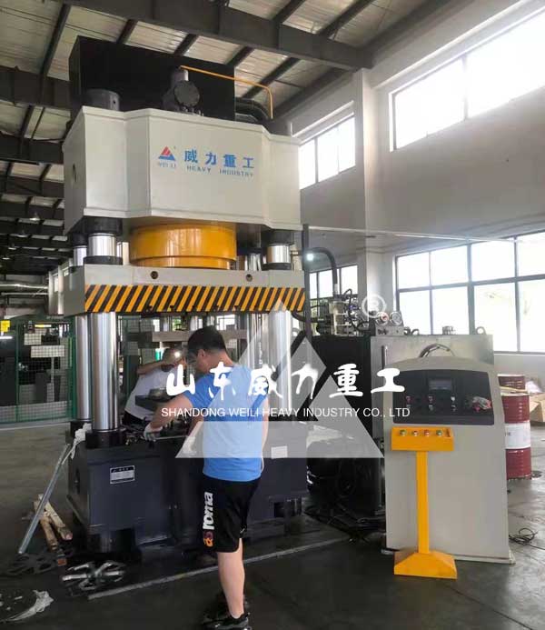 800噸四柱液壓機客戶現場圖片