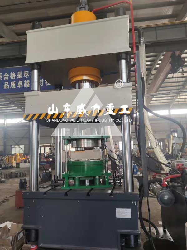 200噸四柱液壓機試機現(xiàn)場圖