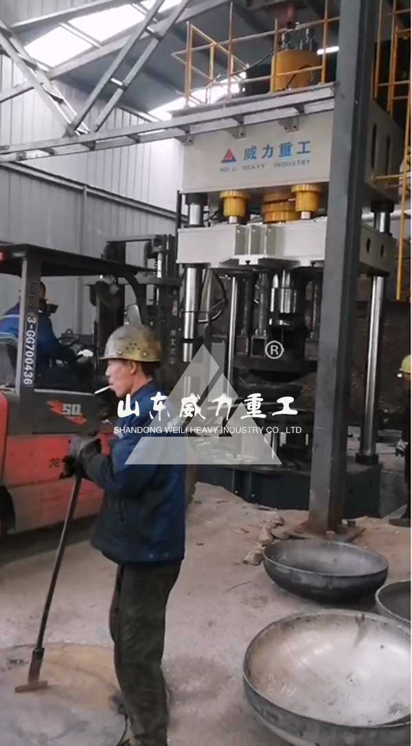 封頭拉伸液壓機(jī)客戶使用現(xiàn)場(chǎng)圖