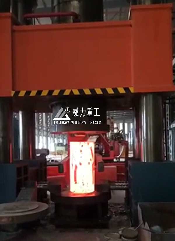 圓鋼熱鍛成形現場圖