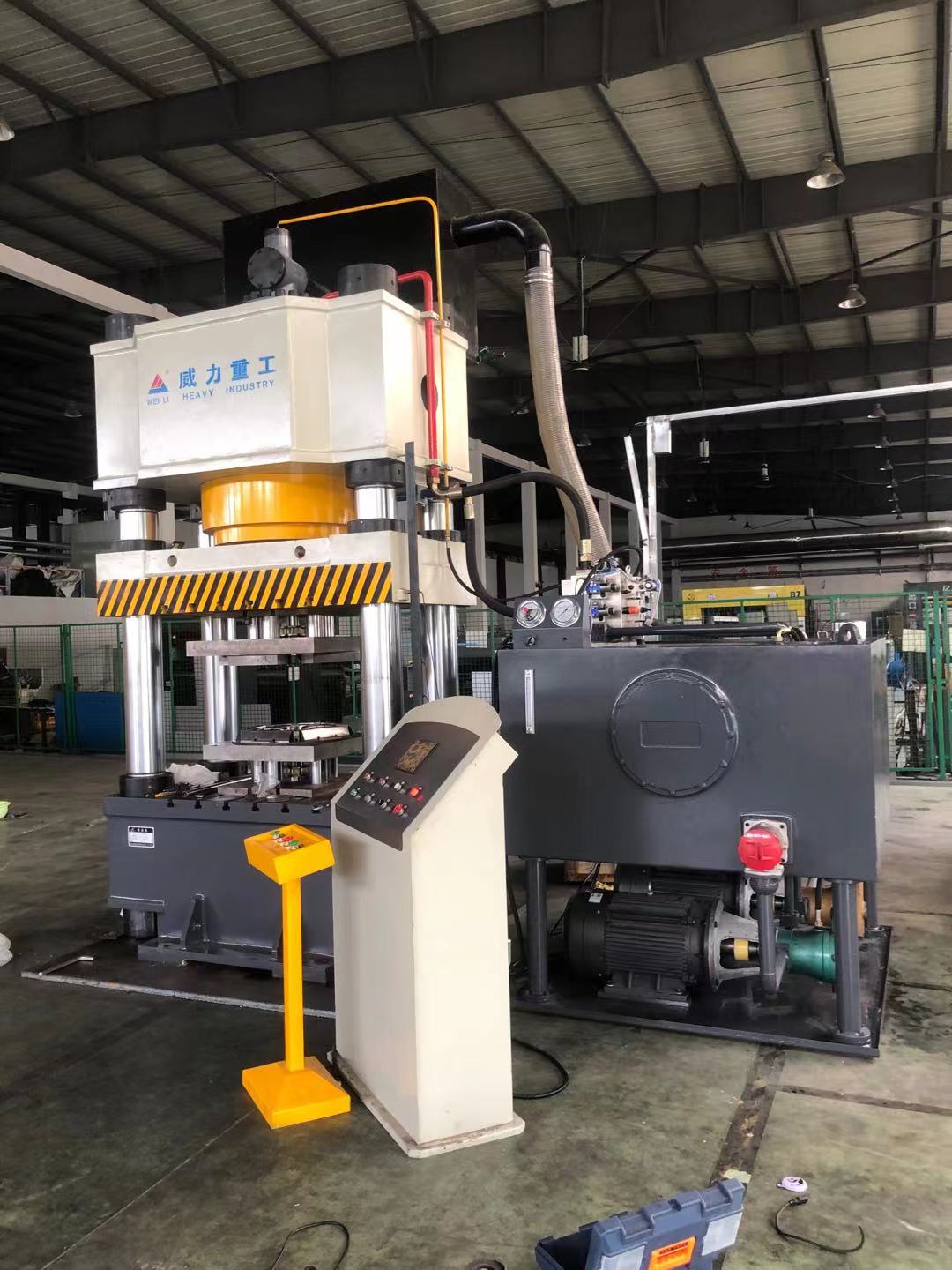 800噸四柱液壓機客戶現(xiàn)場圖