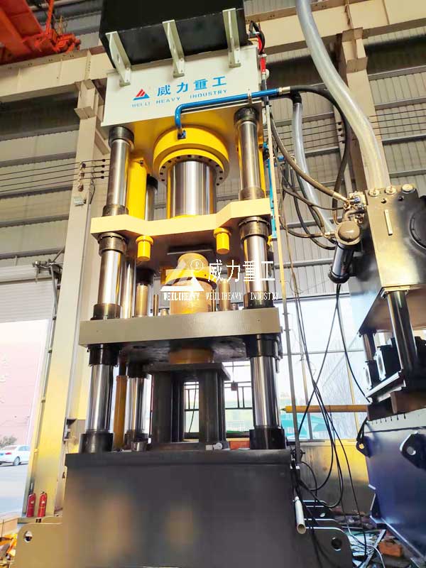 1000噸四柱液壓機車間實物圖