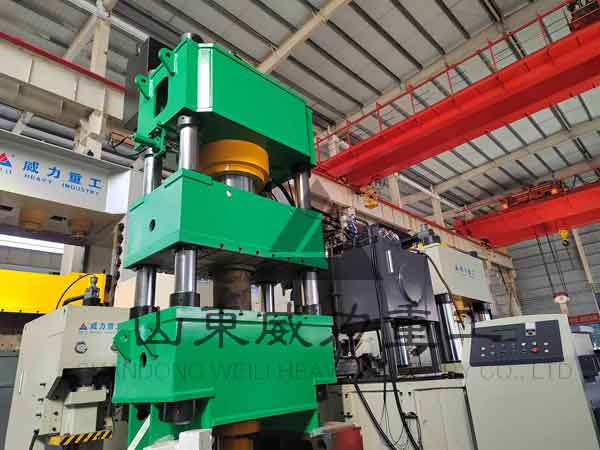 630噸四柱液壓機車間實物圖