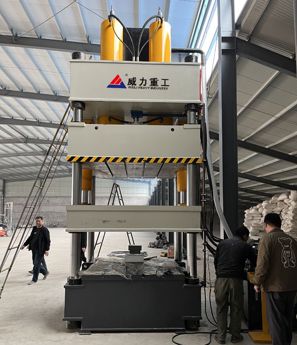 800噸蛭石板成型液壓機(jī)用戶現(xiàn)場