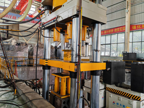 2000噸四梁四柱液壓機車間實物圖