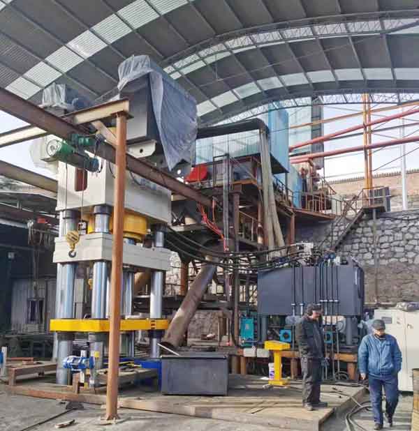 2000噸四梁四柱坩堝液壓機用戶現場